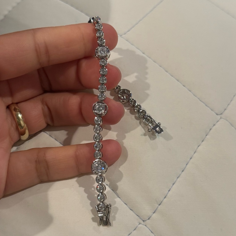 Elizabeth Taylor Tennis Bracelet With simulated diamonds new 7”